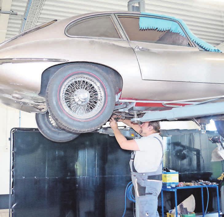 Mit Sachverstand werden sie wie der Jaguar E-Type repariert. Mit Sachverstand werden sie wie der Jaguar E-Type repariert.