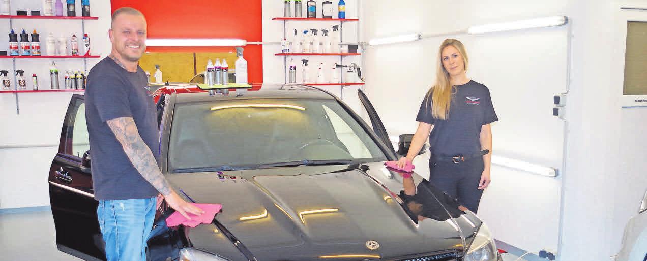Saubere Sache: André Kleber und Vanessa Hilbers erledigen die Autowäsche. Saubere Sache: André Kleber und Vanessa Hilbers erledigen die Autowäsche.