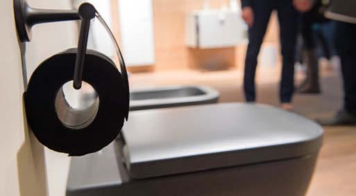 Witzig: Auch das Klopapier ist schwarz. Das passt zur dunkelgrauen Toilette und dem gleichfarbigen Bidet von Duravit. Witzig: Auch das Klopapier ist schwarz. Das passt zur dunkelgrauen Toilette und dem gleichfarbigen Bidet von Duravit.