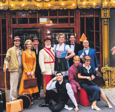 Das komplette Ensemble. Foto: Jennifer Zumbusch Das komplette Ensemble. Foto: Jennifer Zumbusch