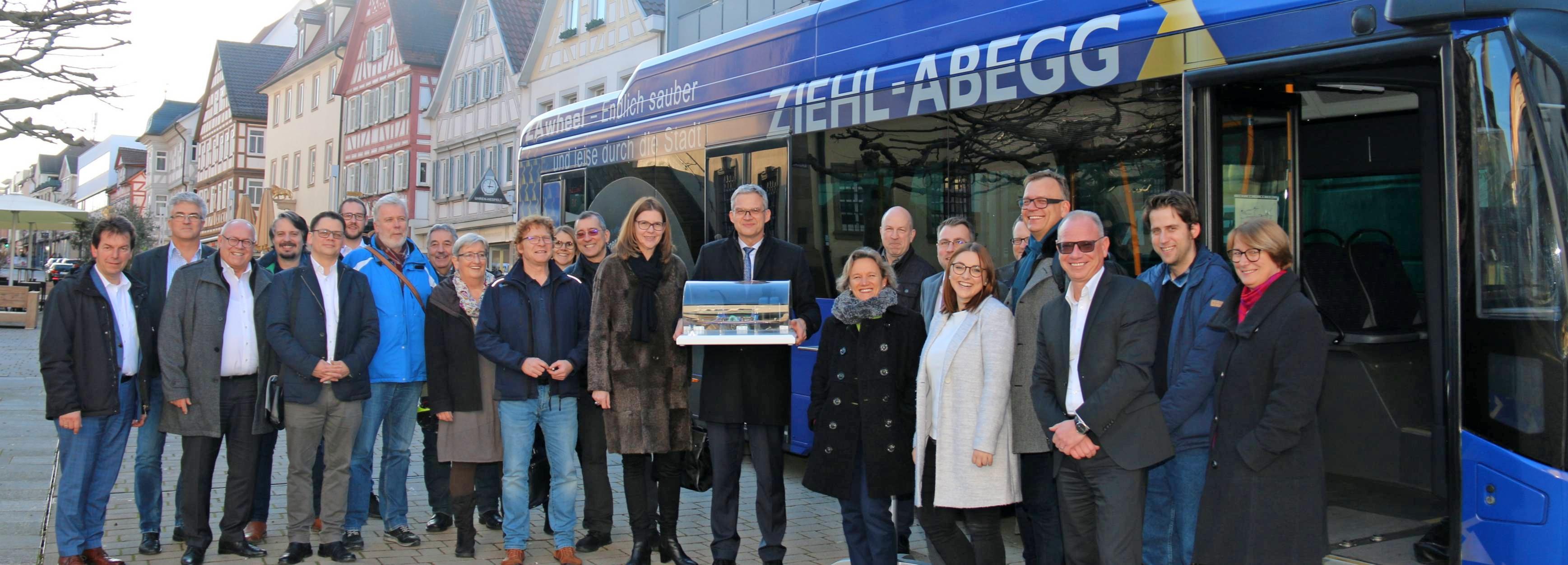 Bei einer Rundfahrt testeten Mitglieder des Gemeinderates mit OB Steffen Hertwig und Bürgermeisterin Dr. Suzanne Mösel einen rein elektrisch betriebenen Vorführbus. Foto: snp Bei einer Rundfahrt testeten Mitglieder des Gemeinderates mit OB Steffen Hertwig und Bürgermeisterin Dr. Suzanne Mösel einen rein elektrisch betriebenen Vorführbus. Foto: snp