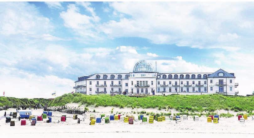 Das Strandhotel Kurhaus Juist bietet seinen Gästen 70 Zimmer, Appartements und Suiten. Das Strandhotel Kurhaus Juist bietet seinen Gästen 70 Zimmer, Appartements und Suiten.