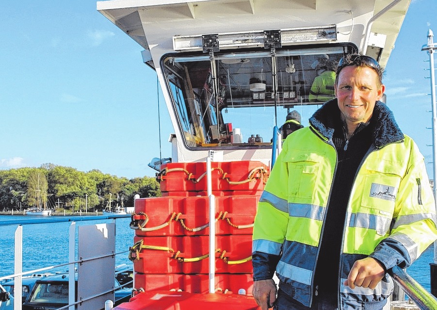 Schiffsführer Frank Lender sorgt für eine sichere Überfahrt vom Priwall nach Travemünde. Schiffsführer Frank Lender sorgt für eine sichere Überfahrt vom Priwall nach Travemünde.