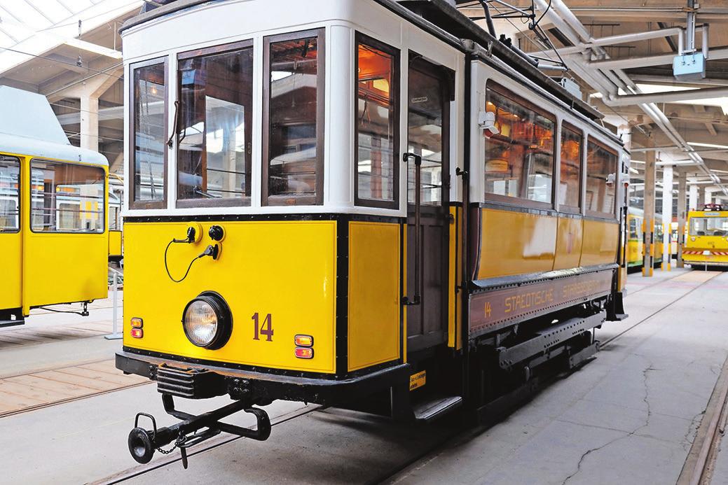 Oben rechts: Straßenbahnen aus mehr als 100 Jahren Straßenbahngeschichte in Karlsruhe. Es lohnt sich, in vergangene Zeiten einzutauchen. Oben rechts: Straßenbahnen aus mehr als 100 Jahren Straßenbahngeschichte in Karlsruhe. Es lohnt sich, in vergangene Zeiten einzutauchen.