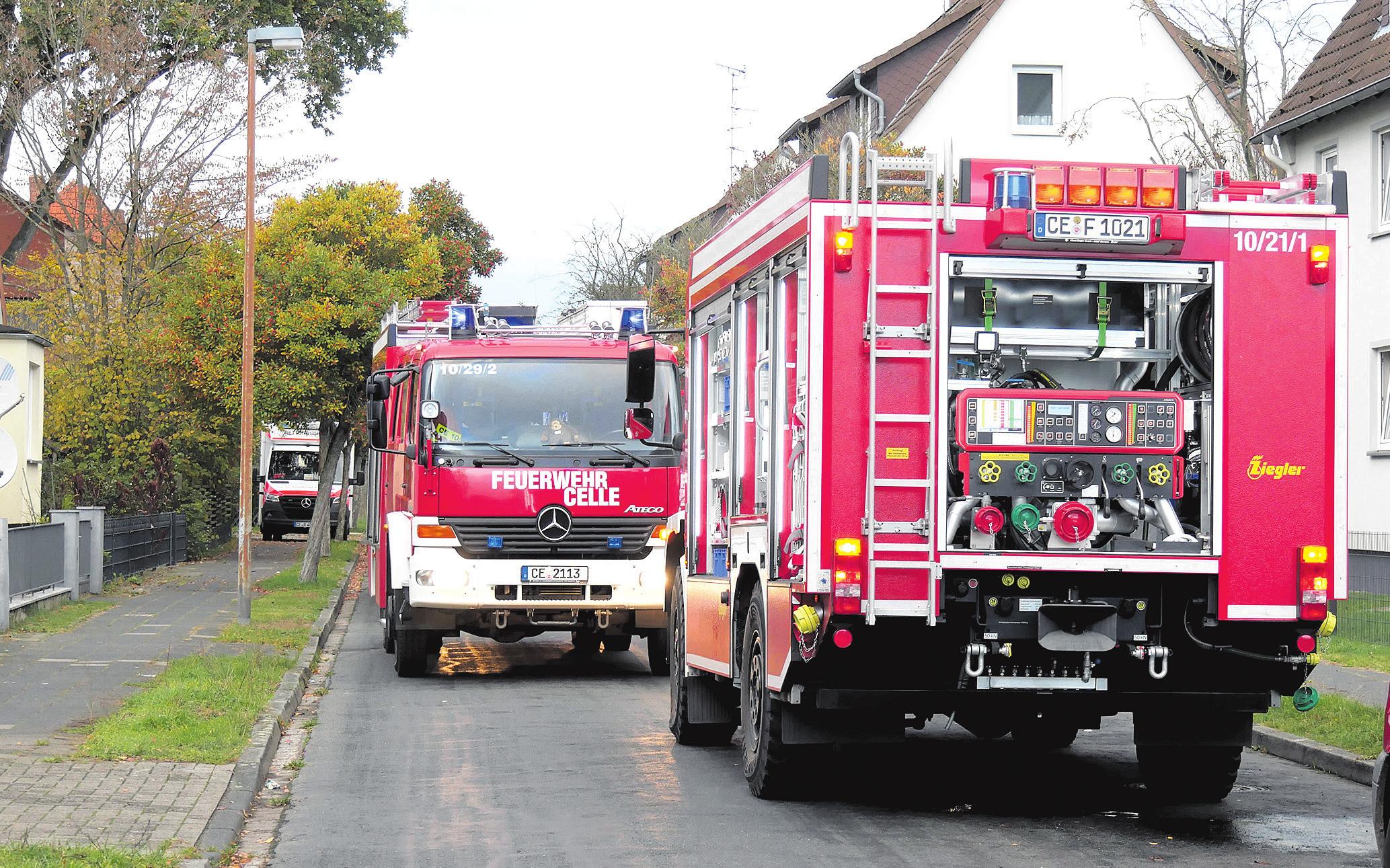 Fahrzeuge der Feuerwehr am Einsatzort. Foto: Feuerwehr Celle Fahrzeuge der Feuerwehr am Einsatzort. Foto: Feuerwehr Celle