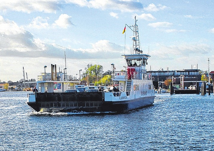 Tagsüber legen die „Travemünde“ und ihr Schwesterschiff, die „Pötenitz“, alle zehn Minuten ab. FOTOS: PHILIPP AISSEN Tagsüber legen die „Travemünde“ und ihr Schwesterschiff, die „Pötenitz“, alle zehn Minuten ab. FOTOS: PHILIPP AISSEN
