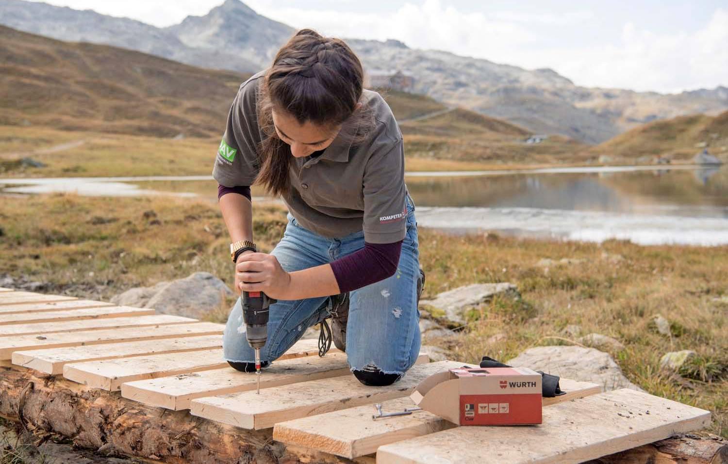 Brückenbau im Montafon: In der „Handwerkstatt“ auf der Heilbronner Hütte lernen Jugendliche das Handwerk kennen. Foto: Arlberg Photography Brückenbau im Montafon: In der „Handwerkstatt“ auf der Heilbronner Hütte lernen Jugendliche das Handwerk kennen. Foto: Arlberg Photography