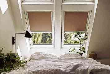 Verdunklungsrollos bieten nicht nur nützliche Funktionen, sie setzen auch farbliche Akzente in der Raumgestaltung. FOTO: DJD/VELUX Verdunklungsrollos bieten nicht nur nützliche Funktionen, sie setzen auch farbliche Akzente in der Raumgestaltung. FOTO: DJD/VELUX