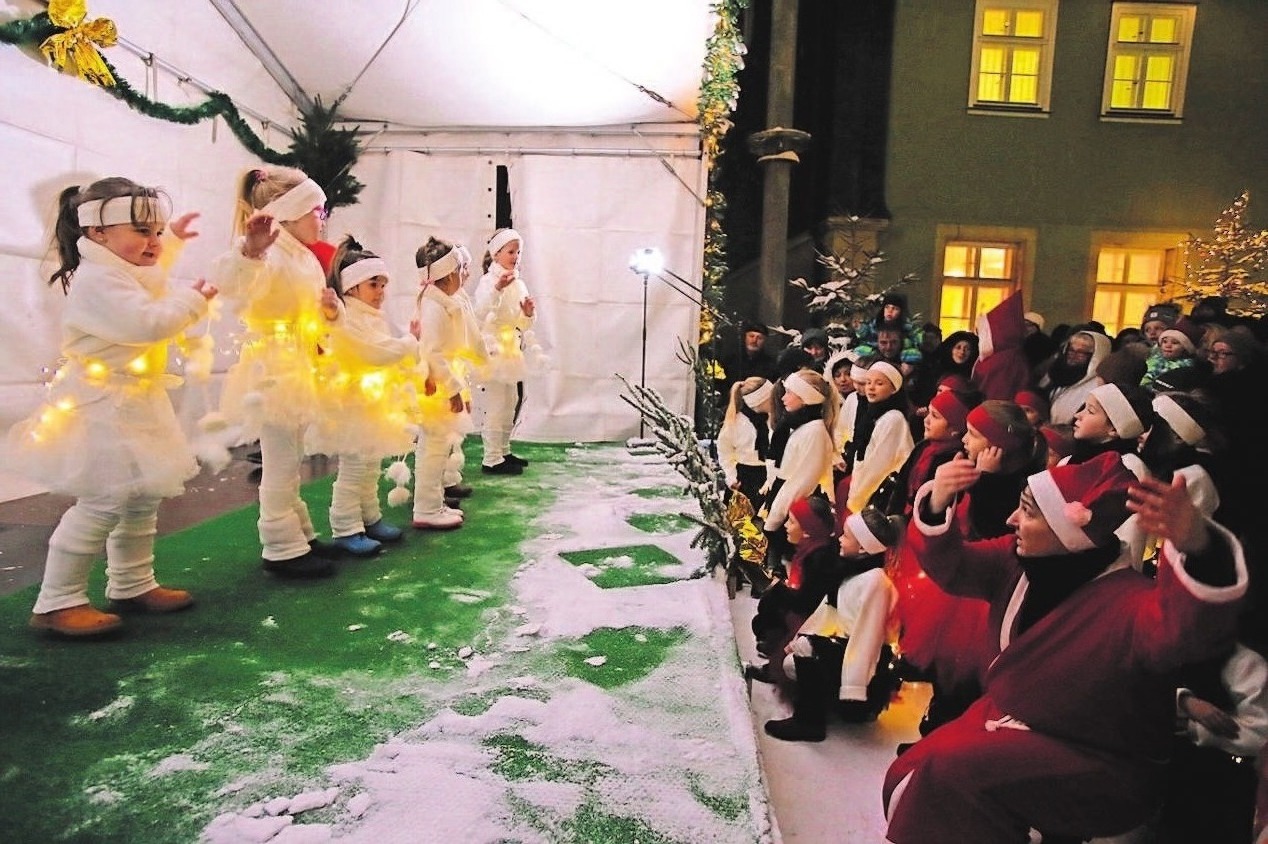Kunterbunt ist jedes Jahr das Programm, so auch zum 19. Steinacher Griffel- und Weihnachtsmarkt unter dem Silbernen Glöcklein. Foto: Stadtverwaltung Steinach Kunterbunt ist jedes Jahr das Programm, so auch zum 19. Steinacher Griffel- und Weihnachtsmarkt unter dem Silbernen Glöcklein. Foto: Stadtverwaltung Steinach