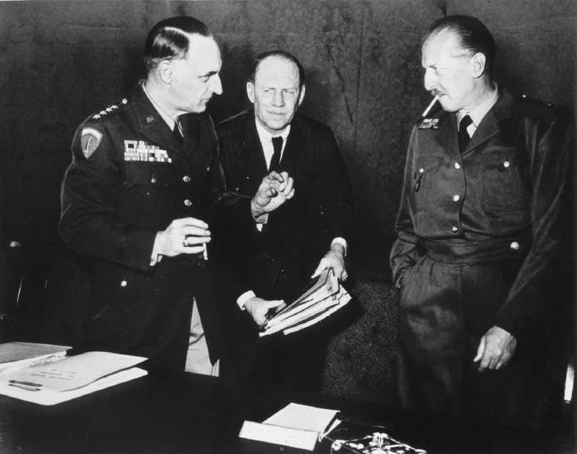 Der „Gründer“ von Rheinland-Pfalz: General Pierre Koenig (rechts), hier mit Botschafter Robert Murphy (Mitte) und US-General Lucius Clay 1948 bei der Übergabe der „Frankfurter Dokumente“. FOTO: PICTURE-ALLIANCE / AKG-IMAGES