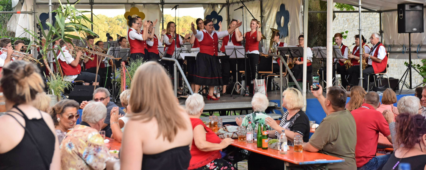 Und jetzt alle: Schwungvolle Musik und schweißtreibende Animation auf der Bühne sorgen beim Publikum für gute Unterhaltung bei Giggerle, Bier und der beliebten Sommerschorle. Foto: Peter Klotz Und jetzt alle: Schwungvolle Musik und schweißtreibende Animation auf der Bühne sorgen beim Publikum für gute Unterhaltung bei Giggerle, Bier und der beliebten Sommerschorle. Foto: Peter Klotz