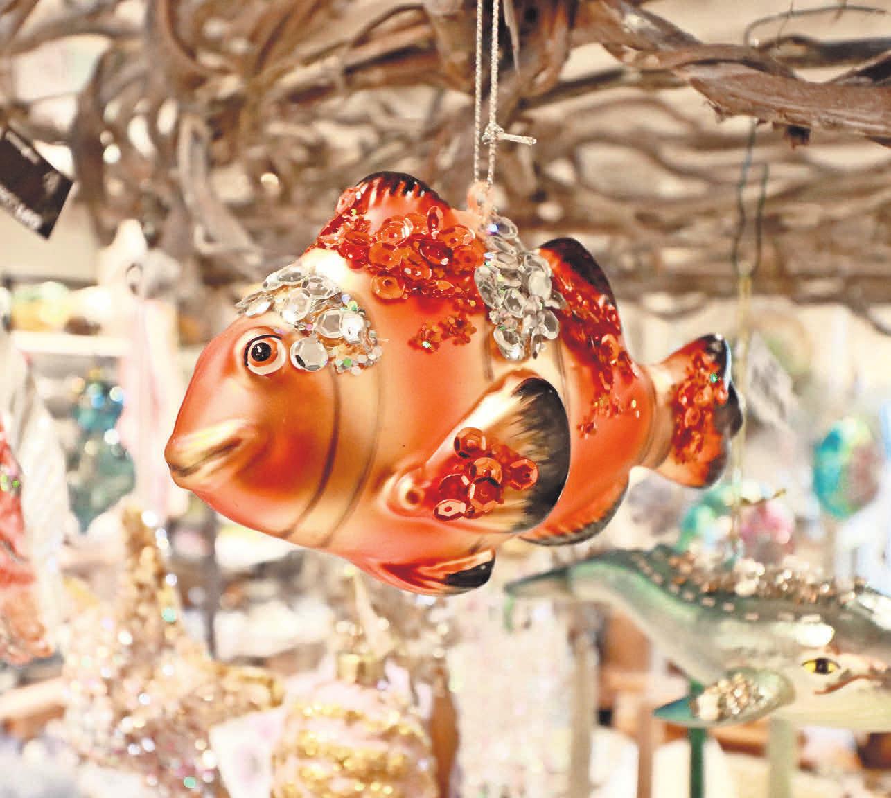 Dieser farbenfrohe Christbaumschmuck ist am Weihnachtsbaum ein echter Blickfang Dieser farbenfrohe Christbaumschmuck ist am Weihnachtsbaum ein echter Blickfang