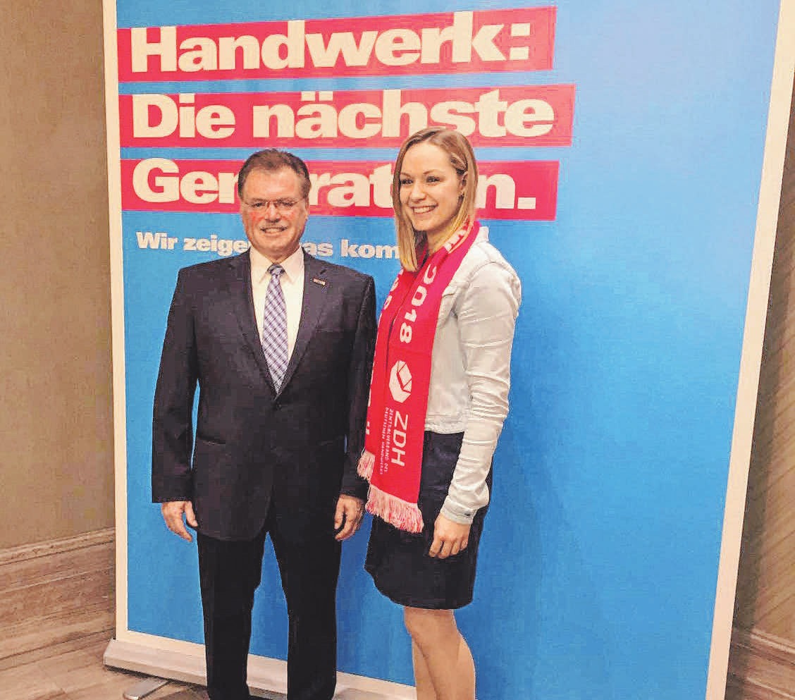 Isabel Koschmieder aus Hohentengen ist Deutschlands beste Technische Modellbauerin. Horst Fularczyk, Geschäftsführer der HFM Modell- und Formenbau GmbH in Ostrach, freut sich über den Erfolg seiner Junggesellin, die ihre berufliche Zukunft in ihrem Ausbildungsbetrieb sieht. FOTO: PRIVAT Isabel Koschmieder aus Hohentengen ist Deutschlands beste Technische Modellbauerin. Horst Fularczyk, Geschäftsführer der HFM Modell- und Formenbau GmbH in Ostrach, freut sich über den Erfolg seiner Junggesellin, die ihre berufliche Zukunft in ihrem Ausbildungsbetrieb sieht. FOTO: PRIVAT