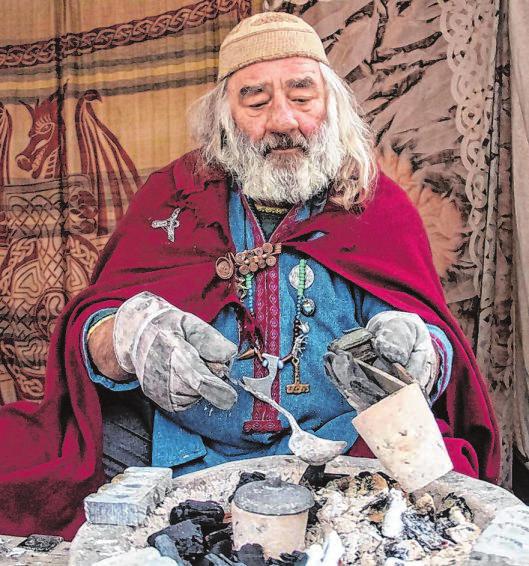 Märchenhaft sehen mitunter auch die mittelalterlichen Handwerker aus, wie hier der Bleigießer. Märchenhaft sehen mitunter auch die mittelalterlichen Handwerker aus, wie hier der Bleigießer.