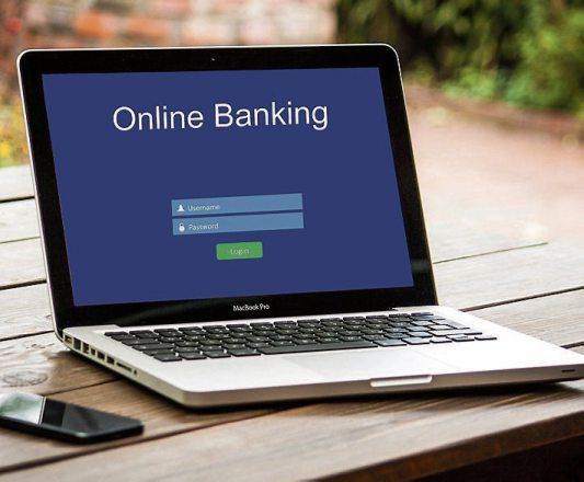 Banken und Kundenberater sind auch in der Corona-Krise für ihre Kunden erreichbar, ganz einfach zum Beispiel per Online-Banking.