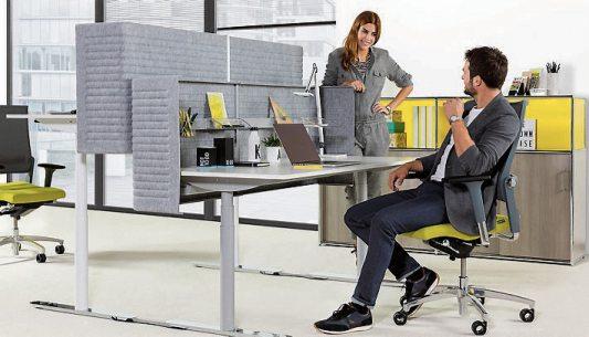Rückenfreundliche Varianten sind sogenannte Aktiv-Bürostühle, die durch ihre hochflexible Bauweise Bewegungsanreize schaffen. Bild: Dauphin/ AGR