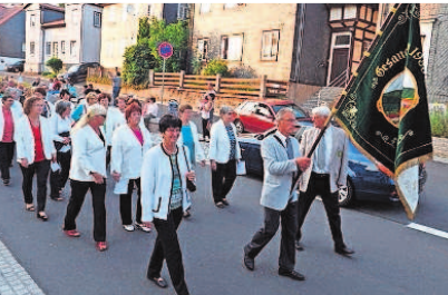 Gesangverein während des Umzugs. Gesangverein während des Umzugs.