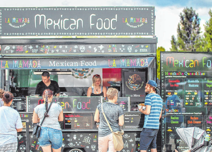 Insgesamt 14 Foodtrucks, hier der La Mamada“-Truck mit Mexican Food von Tobias Flohr und Philipp Geuder sorgen für ein breites Essensangebot. Insgesamt 14 Foodtrucks, hier der La Mamada“-Truck mit Mexican Food von Tobias Flohr und Philipp Geuder sorgen für ein breites Essensangebot.
