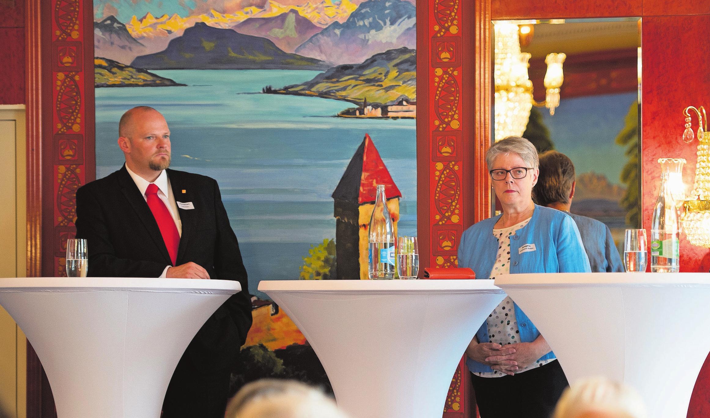 CVP-Präsident Christian Ineichen und SVP-Präsidentin Angela Lüthold während eines Wahlpodiums – mit ernsten Mienen. Bild: Corinne Glanzmann (Luzern, 25. Mai 2018)