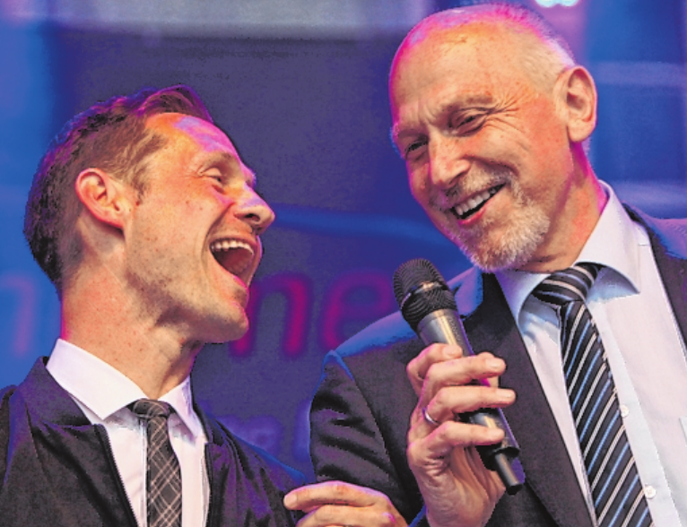 Die singenden Bürgermeister: Thorsten Wozniak und Erich Servatius. FOTO: MATTHIAS ENDRISS Die singenden Bürgermeister: Thorsten Wozniak und Erich Servatius. FOTO: MATTHIAS ENDRISS
