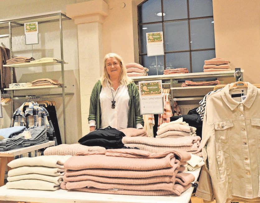 Sandra Trinks berät die Kundinnen bei Fehling Station zu den neuen Trends in diesem Herbst. Besonders gut lässt sich Wollweiß mit Altrosa und anderen gedeckten Farben kombinieren. Sandra Trinks berät die Kundinnen bei Fehling Station zu den neuen Trends in diesem Herbst. Besonders gut lässt sich Wollweiß mit Altrosa und anderen gedeckten Farben kombinieren.