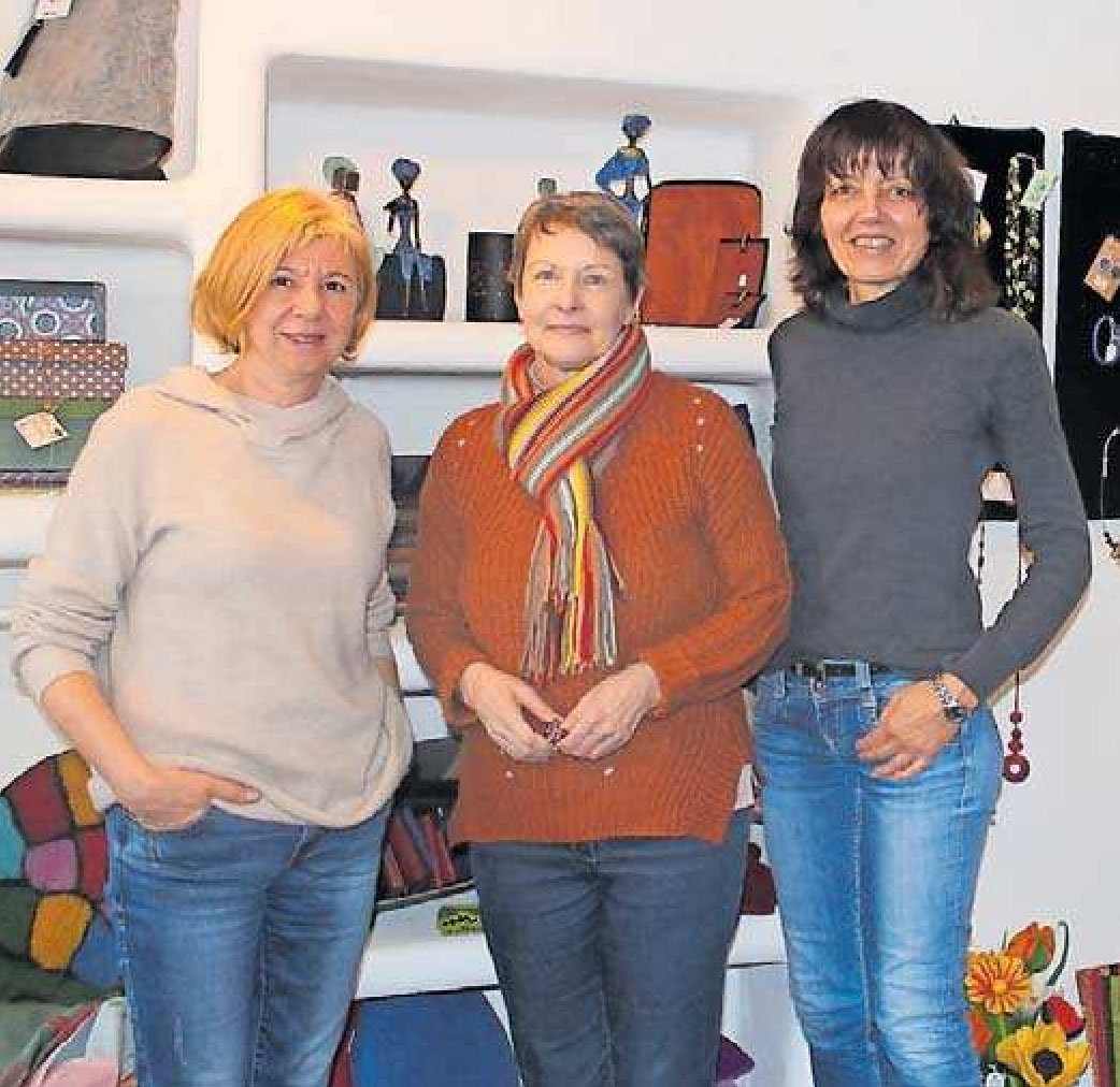 Mit Herzblut im Weltladen dabei: (von links) Christa Scheid, Sabine Gassner und Romi Rödl. Die drei Frauen gehören zum Team von rund 40 ehrenamtlichen Mitarbeitern im Weltladen, das sich um Einkauf, Verkauf, Produktauswahl, Dekoration, Preisauszeichnung und Rechnungen kümmert. FOTOS (2): SCHERZINGE Mit Herzblut im Weltladen dabei: (von links) Christa Scheid, Sabine Gassner und Romi Rödl. Die drei Frauen gehören zum Team von rund 40 ehrenamtlichen Mitarbeitern im Weltladen, das sich um Einkauf, Verkauf, Produktauswahl, Dekoration, Preisauszeichnung und Rechnungen kümmert. FOTOS (2): SCHERZINGE
