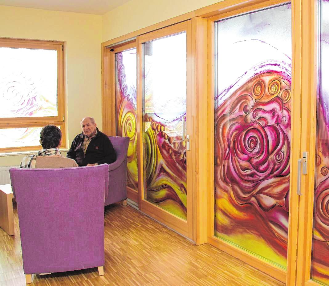 Im Hospiz St. Vincent in der Alten Frankfurter Straße 5 lädt der einladend gestaltete „Rosenraum“ zum Austausch ein. Im Hospiz St. Vincent in der Alten Frankfurter Straße 5 lädt der einladend gestaltete „Rosenraum“ zum Austausch ein.