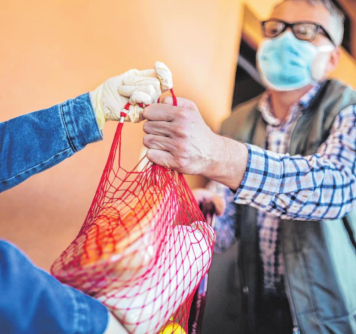 Einkäufe für Menschen erledigen, die zur Risikogruppe gehören – das zählt zu den Hilfsangeboten in Bensheim. Bild: stock.adobe.com - Mediteraneo Einkäufe für Menschen erledigen, die zur Risikogruppe gehören – das zählt zu den Hilfsangeboten in Bensheim. Bild: stock.adobe.com - Mediteraneo