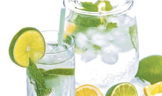 Erfrischung ist angesagt! Ob bei einem kühlen Getränk, im Freibad oder im Biergarten – den Sommer einfach genießen.