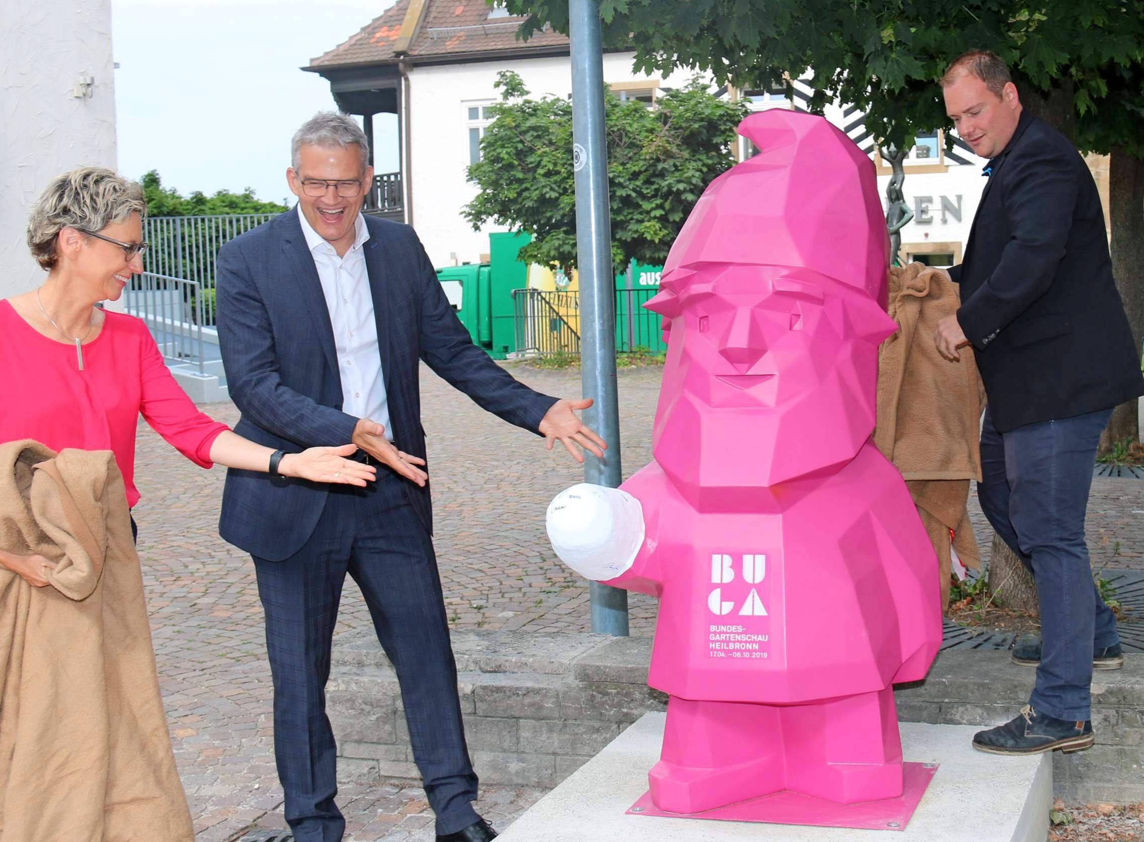 Museumsleiterin Natalie Scheerle-Walz, OB Steffen Hertwig und Bauhofleiter Andreas Pfeifer (von links) freuen sich über die Rückkehr des Buga-Zwergs. Foto: snp Museumsleiterin Natalie Scheerle-Walz, OB Steffen Hertwig und Bauhofleiter Andreas Pfeifer (von links) freuen sich über die Rückkehr des Buga-Zwergs. Foto: snp