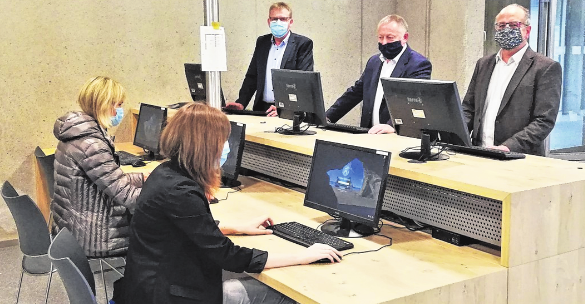 Im BBZ ist alles digital ausgestattet: Den offenen Computer-Arbeitsbereich mit drei Steh- und drei Sitzplätzen testen (hinten von links) Projektleiter Harald Schäfer (Bautechnik), Landrat Thomas Bold und Schulleiter Georg Gißler sowie Abteilungsleiterin Stefanie Wizinger (links, Liegenschaften) und Nathalie Bachmann (Presse). FOTOS: SIGISMUND VON DOBSCHÜTZ Im BBZ ist alles digital ausgestattet: Den offenen Computer-Arbeitsbereich mit drei Steh- und drei Sitzplätzen testen (hinten von links) Projektleiter Harald Schäfer (Bautechnik), Landrat Thomas Bold und Schulleiter Georg Gißler sowie Abteilungsleiterin Stefanie Wizinger (links, Liegenschaften) und Nathalie Bachmann (Presse). FOTOS: SIGISMUND VON DOBSCHÜTZ