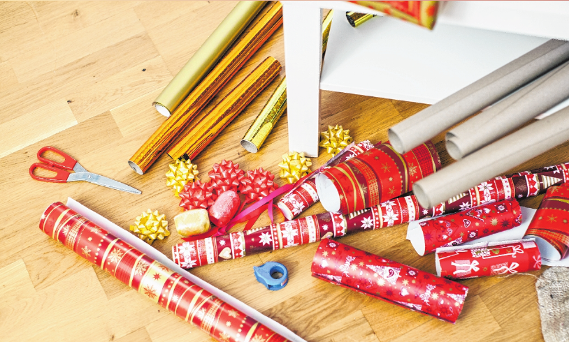 Die Stärke des Geschenkpapiers ist entscheidend dafür, dass die Geschenke später auch formschön sind. FOTO: KLOSE, TMN Die Stärke des Geschenkpapiers ist entscheidend dafür, dass die Geschenke später auch formschön sind. FOTO: KLOSE, TMN