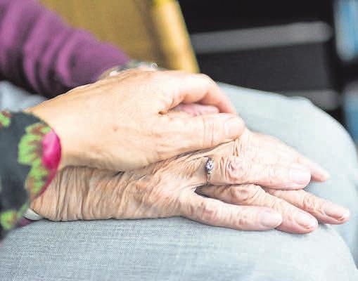 Die Palliativpflege ist eine Möglichkeit, Angehörige im Sterbefall liebevoll und in Ruhe zu begleiten. Die Palliativpflege ist eine Möglichkeit, Angehörige im Sterbefall liebevoll und in Ruhe zu begleiten.