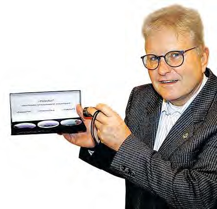 Frank Dettmann zeigt Brillengläser, die einen großen Teil des Scheinwerferlichts absorbieren. FOTO: PA Frank Dettmann zeigt Brillengläser, die einen großen Teil des Scheinwerferlichts absorbieren. FOTO: PA