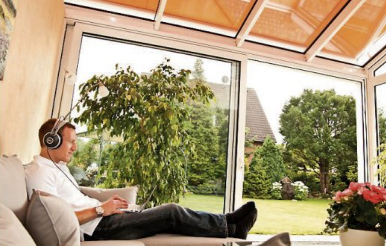 Um den Wintergarten im Sommer optimal nutzen zu können, ist ein wirksamer Sonnenschutz unverzichtbar. Bild: BVRS/txn Um den Wintergarten im Sommer optimal nutzen zu können, ist ein wirksamer Sonnenschutz unverzichtbar. Bild: BVRS/txn