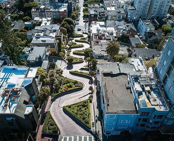 Urbanes „Kurvenreich“: San Francisco mit seiner Lobard Street. Foto: Uladzik Kryhin - stock.adobe.com Urbanes „Kurvenreich“: San Francisco mit seiner Lobard Street. Foto: Uladzik Kryhin - stock.adobe.com