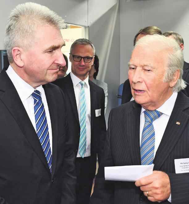 NRW-Wirtschaftsminister Prof.-Dr. Andreas Pinkwart (l.) lässt sich von WolfgangOehm, geschäftsführender Gesellschafter der ONI-WärmetrafoGmbH, über die neuesten Entwicklungen in der Energiespartechnik informieren. NRW-Wirtschaftsminister Prof.-Dr. Andreas Pinkwart (l.) lässt sich von WolfgangOehm, geschäftsführender Gesellschafter der ONI-WärmetrafoGmbH, über die neuesten Entwicklungen in der Energiespartechnik informieren.