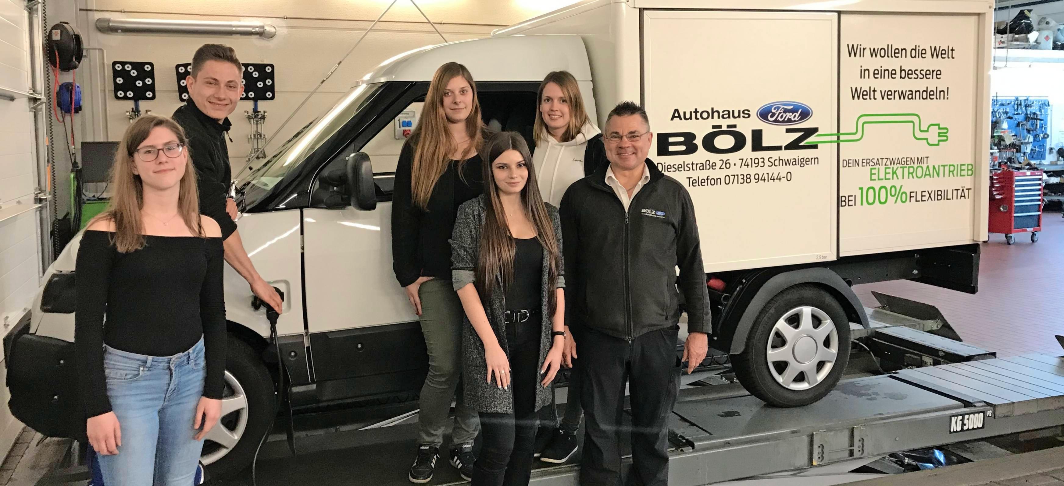 Das Team des Schwaigerner Autohauses ist der kompetente Ansprechpartner bei allen Fragen rund um Mobilität. Dazu zählt auch das vollelektrische Nutzfahrzeug Streetscooter, das Bölz jetzt im Leasing anbietet. Foto: Pascal Abraham Das Team des Schwaigerner Autohauses ist der kompetente Ansprechpartner bei allen Fragen rund um Mobilität. Dazu zählt auch das vollelektrische Nutzfahrzeug Streetscooter, das Bölz jetzt im Leasing anbietet. Foto: Pascal Abraham
