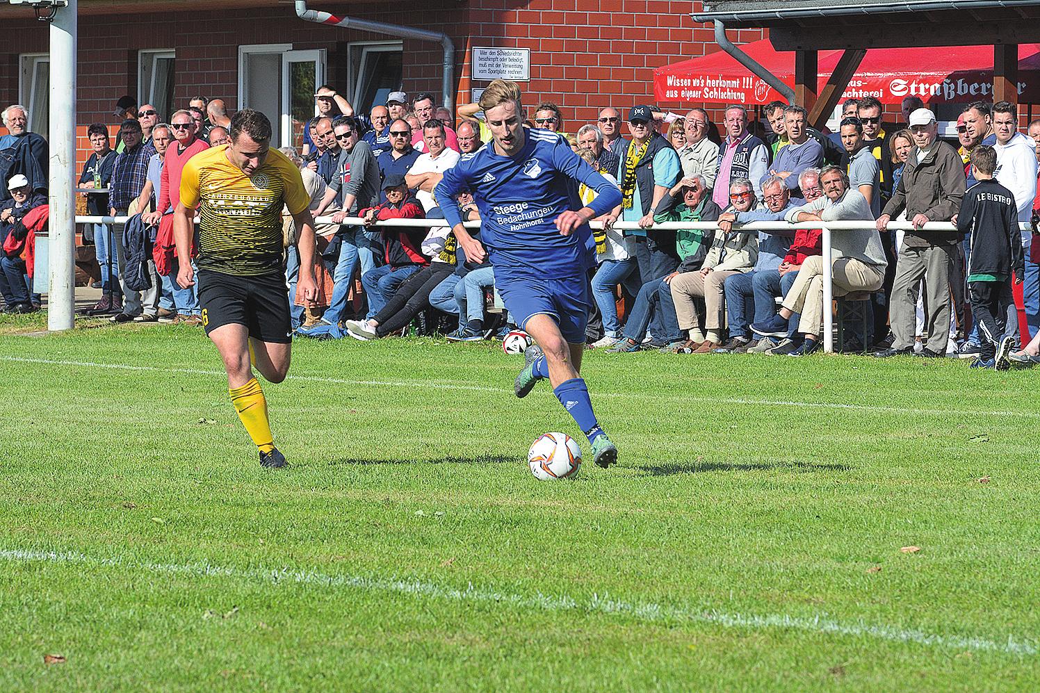 Der eingewechselte Nick Bergmann (rechts) erzielte das 2:0 im Kreispokalfinale. FOTO: DAK Der eingewechselte Nick Bergmann (rechts) erzielte das 2:0 im Kreispokalfinale. FOTO: DAK