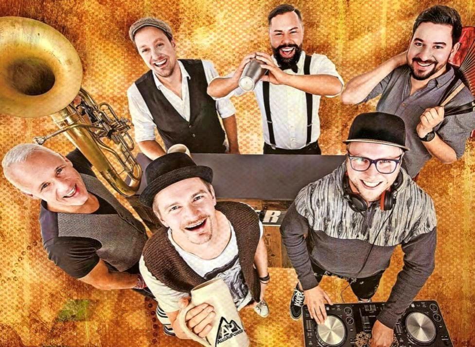 Am nächsten Donnerstag, 22. August, stehen bei „Donnerstags in die City“ alte Bekannte auf der Marktplatzbühne: die Stimmungsband Allgäu Power. Foto: privat Am nächsten Donnerstag, 22. August, stehen bei „Donnerstags in die City“ alte Bekannte auf der Marktplatzbühne: die Stimmungsband Allgäu Power. Foto: privat