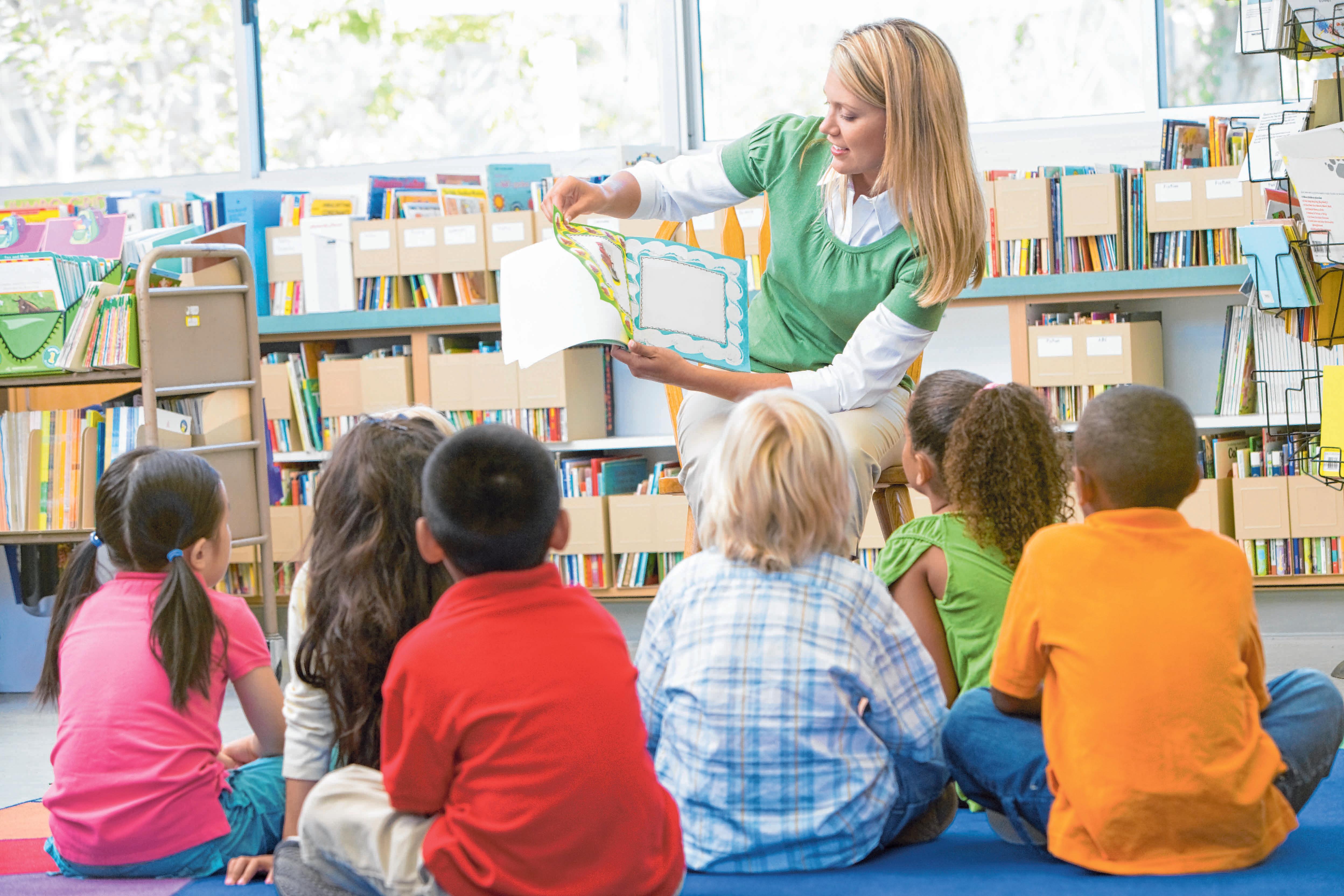 Библиотеки беседа с детьми. Педагог беседует с детьми. Беседа с воспитателем. Беседа с детьми. Чтение книг в детском саду.