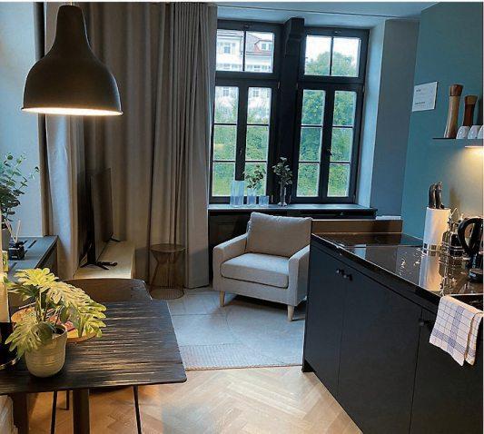 Die frischen Farbabstufungen sind Eyecatcher und schaffen eine freundliche Atmosphäre. Blick ins Mini-Appartement. Bilder: Uhland2