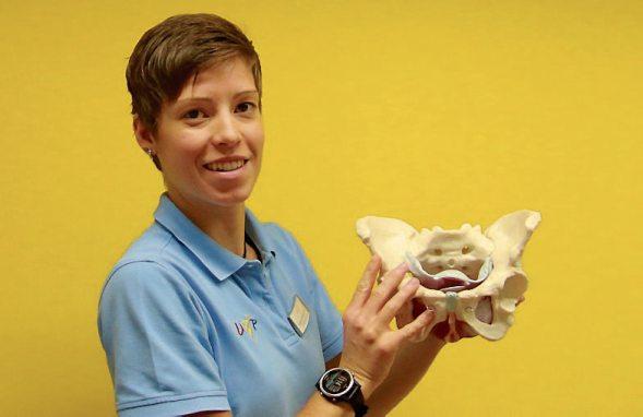 Sarah Eisenschmid zeigt ihren Patient(inn)en auch am Modell, wie sie den Beckenboden trainieren können. Bilder: Stefan Zibulla Sarah Eisenschmid zeigt ihren Patient(inn)en auch am Modell, wie sie den Beckenboden trainieren können. Bilder: Stefan Zibulla