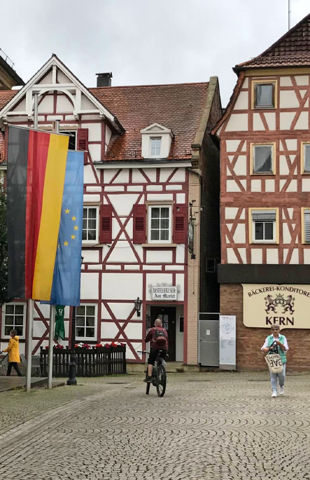 Das malerische Brackenheim ist immer einen Besuch wert. Aktuell gibt es den Summersale in den meist inhabergeführten Geschäften. Fotos: Silja Wohl Das malerische Brackenheim ist immer einen Besuch wert. Aktuell gibt es den Summersale in den meist inhabergeführten Geschäften. Fotos: Silja Wohl