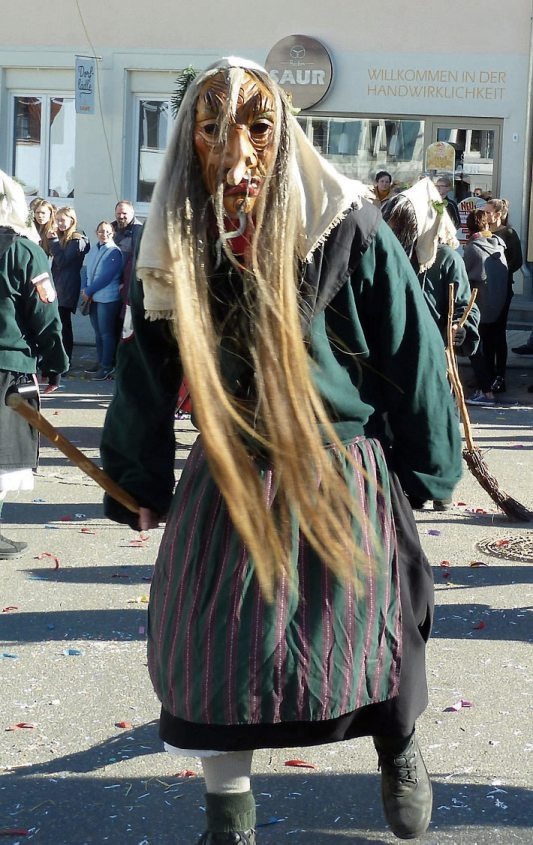 Dreimal „Häder Hexe!!!“ – der Narrenruf wird in Seebronn in den kommenden Tagen oft zu hören sein. Bild: Narrenfreunde Seebronn