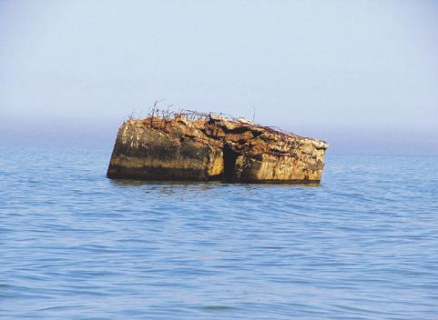 Monolithe, Fragmente einstiger Bunker, verschwinden im Meer Bild: Anne Arndt