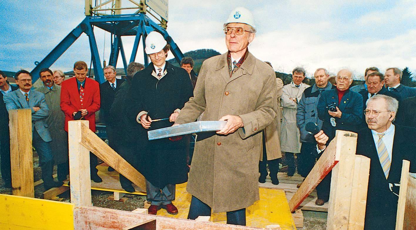Alt-Verleger Frank Distelbarth (oben Mitte) bei der Grundsteinlegung für das Druckzentrum in der Austraße. Am 29. September 1995 wurde es offiziell eröffnet. Alt-Verleger Frank Distelbarth (oben Mitte) bei der Grundsteinlegung für das Druckzentrum in der Austraße. Am 29. September 1995 wurde es offiziell eröffnet.