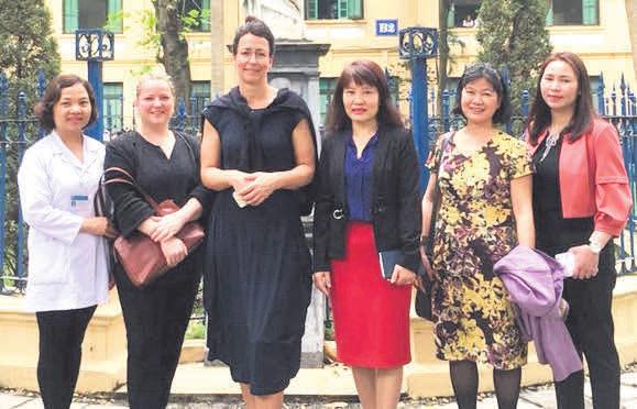 Pflegevorstand Annett Laban (3. v. l.) mit Projektassistentin Caren Erdmann (2. v. l.) und einer Delegation auf Recherchereise beim Besuch des St.-Paul-Hospitals in Hanoi. FOTO: ARCHIV/UNIMEDIZIN ROSTOCK Pflegevorstand Annett Laban (3. v. l.) mit Projektassistentin Caren Erdmann (2. v. l.) und einer Delegation auf Recherchereise beim Besuch des St.-Paul-Hospitals in Hanoi. FOTO: ARCHIV/UNIMEDIZIN ROSTOCK