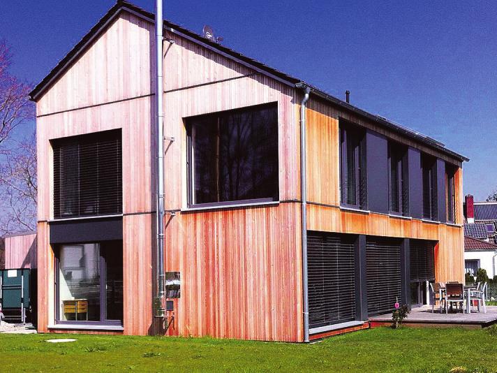 Dieses moderne Holzhaus besticht durch große Fensterfronten und eine Lärchenholzverschalung Foto: Skibbe