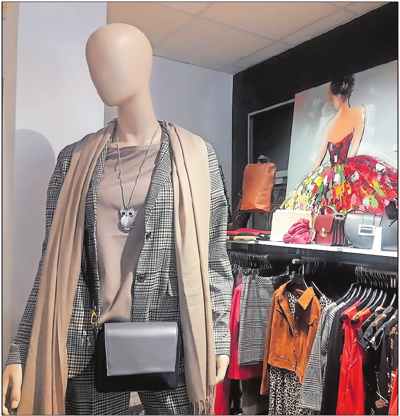 Der Herbst wird kleinkariert: Der Glencheckstyle wird zum Beispiel in Kombination von Erdtönen, Grau und kräftigem Rot getragen. FOTO: LAI Der Herbst wird kleinkariert: Der Glencheckstyle wird zum Beispiel in Kombination von Erdtönen, Grau und kräftigem Rot getragen. FOTO: LAI